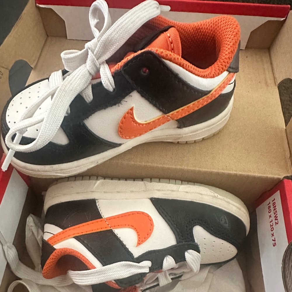 Dunks - Picture 1 of 1